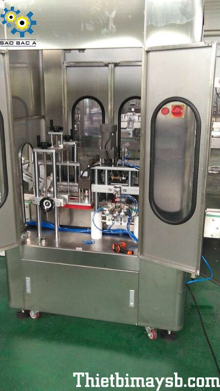 Máy xiết nắp chai nước muối sinh lý